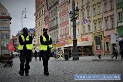 dwaj policjanci patrolują teren wrocławskiego rynki