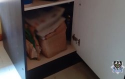 Na zdjęciu szafka kuchenna w której ukrywał się poszukiwany mężczyzna.
