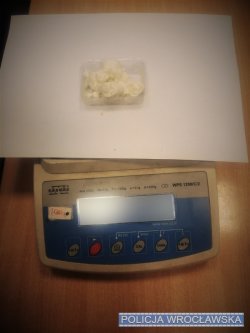 Na zdjęciu waga i na niej biały proszek - amfetamina.