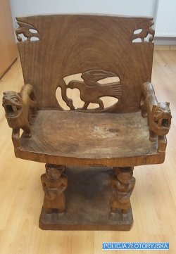 Na zdjęciu drewniane rzeźbione krzesło z elementami motywów zwierzęcych.