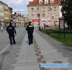 policjant i strażnik miejski podczas wspólnego patrolu ulicami miasta