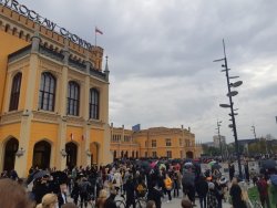 Zgromadzenie ludzi pod Dworcem Głównym we Wrocławiu.