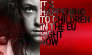 Na zdjęciu twarz dziewczynki, po prawej stronie napis w języku angielskim: It&#039;s happening to children in the EU right now