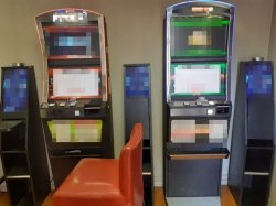 Na zdjęciu dwa automaty do gier hazardowych stojące w nielegalnym kasynie.