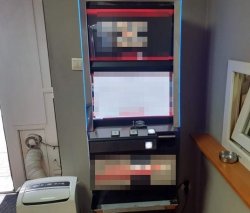 Na zdjęciu 1 automat do gier hazardowych.