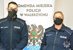 Na zdjęciu sierżant sztabowy Angelika Francke oraz sierżant Jakub Nowak z Wydziału Ruchu Drogowego Komendy Miejskiej Policji w Wałbrzychu