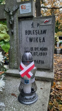 Na zdjęciu grób Bolesławia Ćwikły jednego z bohaterów walk Powstania Wielkopolskiego i wojny polsko - bolszewickiej. Na grobie zapalony jest znicz.