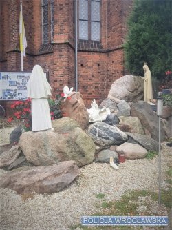 Na zdjęciu zniszczone figurki znajdujące się przed kościołem.