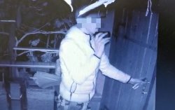 Na zdjęciu mężczyzna, który ukradł kabel - zdjęcie z kamery przemysłowej.