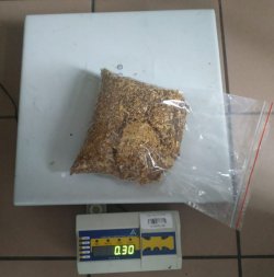 Na zdjęciu 1 worek foliowy z tytoniem leżący na wadze. Waga pokazuje wartość 0.30 kg.