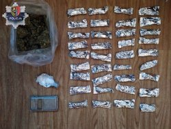 Na zdjęciu narkotyki: woreczek z marihuaną, waga oraz kilkanaście zawiniątek w sreberkach.