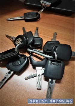 Na zdjęciu zabezpieczone przez funkcjonariuszy liczne kluczyki samochodowe.