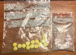 Na zdjęciu woreczki z tabletkami psychotropowymi zabezpieczone przez policjantów w mieszkaniu 41-letniego mężczyzny