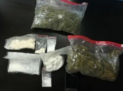 Na zdjęciu woreczki z marihuaną i metamfetaminą zabezpieczone przez policjantów