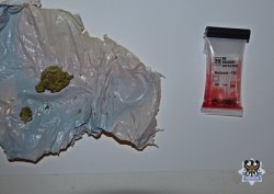 Na zdjęciu zabezpieczone narkotyki w postaci marihuany oraz tester narkotykowy.