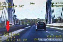 Na zdjęciu kadr z wideorejestratora, pokazujący jak  kierująca osobowym Citroenem przekracza dopuszczalna prędkość. Wartość przedstawiona na zdjęciu wynosi 114,3 kilometrów na godzinę.