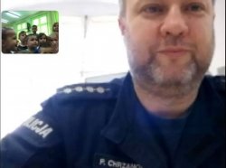 Na zdjęciu zrzut ekranu z rozmowy przez Whatsapp. Widzimy na pierwszym planie policjanta, w tle w okienku dzieci.