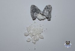 Na zdjęciu zabezpieczone przez policjantów narkotyki w postaci amfetaminy znajdujące się częściowo w sreberku.