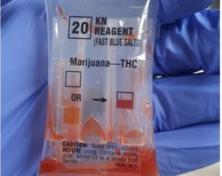 Na zdjęciu tester narkotykowy wskazujący obecność marihuany.