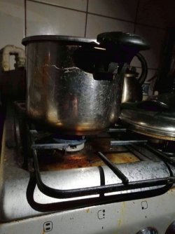 Na zdjęciu przypalony szybkowar postawiony na kuchence gazowej.