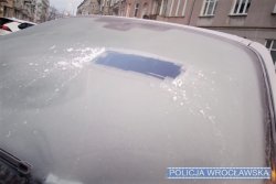 Na zdjęciu przednia szyba samochodu pokryta warstwą lodu.