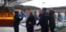 Policjanci wraz ze służbami sanitarnymi sprawdzają w stacji Narciarskiej w Karpaczu czy właściciel i narciarze stosują się do wprowadzonych obostrzeń w związku z Covid-19.