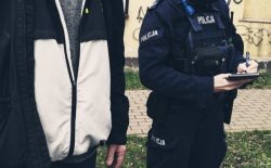 Na zdjęciu policjantka spisuje młodego mężczyznę.