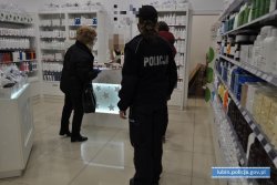 Zdjęcia przedstawiają jak policjant w towarzystwie przedstawicieli sanepidu kontroluje drogerię.