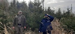 Dzielnicowa z Komendy Powiatowej Policji w Kłodzku oraz przedstawiciel Straży Leśnej prowadzą kontrole w rejonie lasów w powiecie kłodzkim