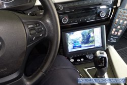 Na zdjęciu widać wnętrze samochodu a w nim wideorejestrator, na którym widać fragment nagrania.