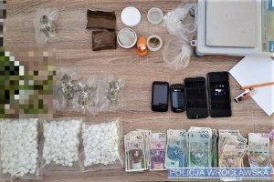 Na zdjęciu zabezpieczona amfetamina, marihuana, telefony komórkowe, kilkanaście tysięcy złotych.