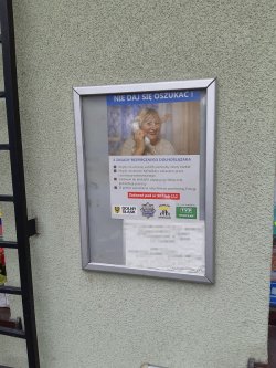 Na zdjęciu ulotka informacyjna dla seniorów znajdująca się na tablicy ogłoszeń jednego z budynków.