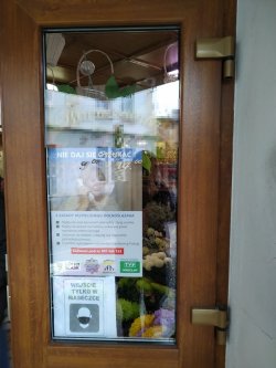 Na zdjęciu ulotka informacyjna dla seniorów znajdująca się na drzwiach jednego z lokali.