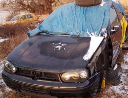 Na zdjęciu samochód odzyskany przez policjantów, utracone w wyniku przestępstwa. Auto częściowo rozebrane, bez rejestracji i kół.