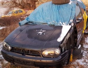 Na zdjęciu samochód odzyskany przez policjantów, utracone w wyniku przestępstwa. Auto częściowo rozebrane, bez rejestracji i kół.