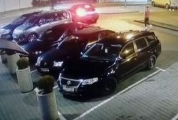Na zdjęciu kadr z kamery przemysłowej przedstawiający parking i moment odjazdu przestępców kradzionym samochodem.