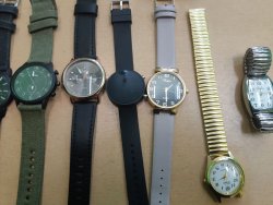 NA zdjęciu widać z bliska 6 zegarków różnej barwy