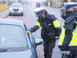 policjantki kontrolują trzeźwość zatrzymanego kierowcy przy pomocy alkomatu
