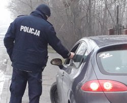 Policjant sprawdza trzeźwość zatrzymanego kierowcy