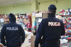 policjanci kontrolują sklepy