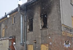 Na zdjęciu okna mieszkania, w którym doszło do pożaru.