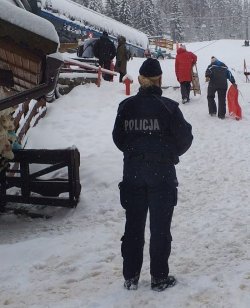 Na zdjęciu policjantka patroluje stok narciarski.