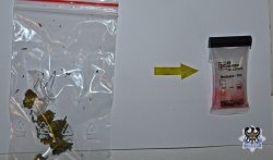 Na zdjęciu zabezpieczone narkotyki w postaci marihuany w  woreczki i tester narkotykowy.