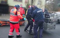 Na zdjęciu policjanci, strażacy i służba medyczna pomagający mężczyźnie.