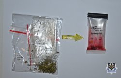 Na zdjęciu zabezpieczona przez policjantów marihuana w woreczku foliowym i tester narkotykowy.