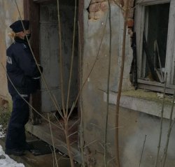 Na zdjęciu policjantka sprawdza miejsca, gdzie mogą przebywać osoby bezdomne.