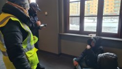 Policjant wraz z pracowniczką MOPS-u kontrolują również teren dworca i rozmawiają z kilkoma osobami bezdomnymi.