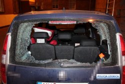 Na zdjęciu tył pojazdu koloru granatowego z całkowicie rozbitą szybą przez którą widać tylne siedzenia koloru czarnego.