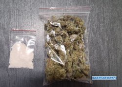 Na zdjęciu zabezpieczone przez policjantów narkotyki amfetamina i marihuana w woreczkach.