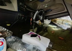 Na zdjęciu wnętrze samochodu przewróconego na dach i do połowy zalanego wodą.